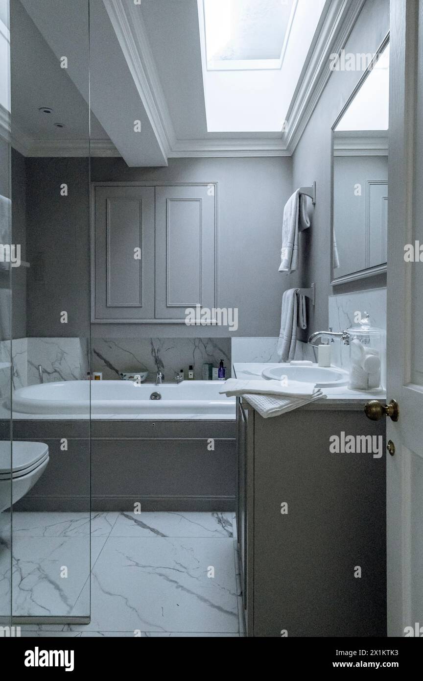 Grau getäfeltes Badezimmer im eleganten georgianischen Greenwich Stadthaus, London, Großbritannien Stockfoto