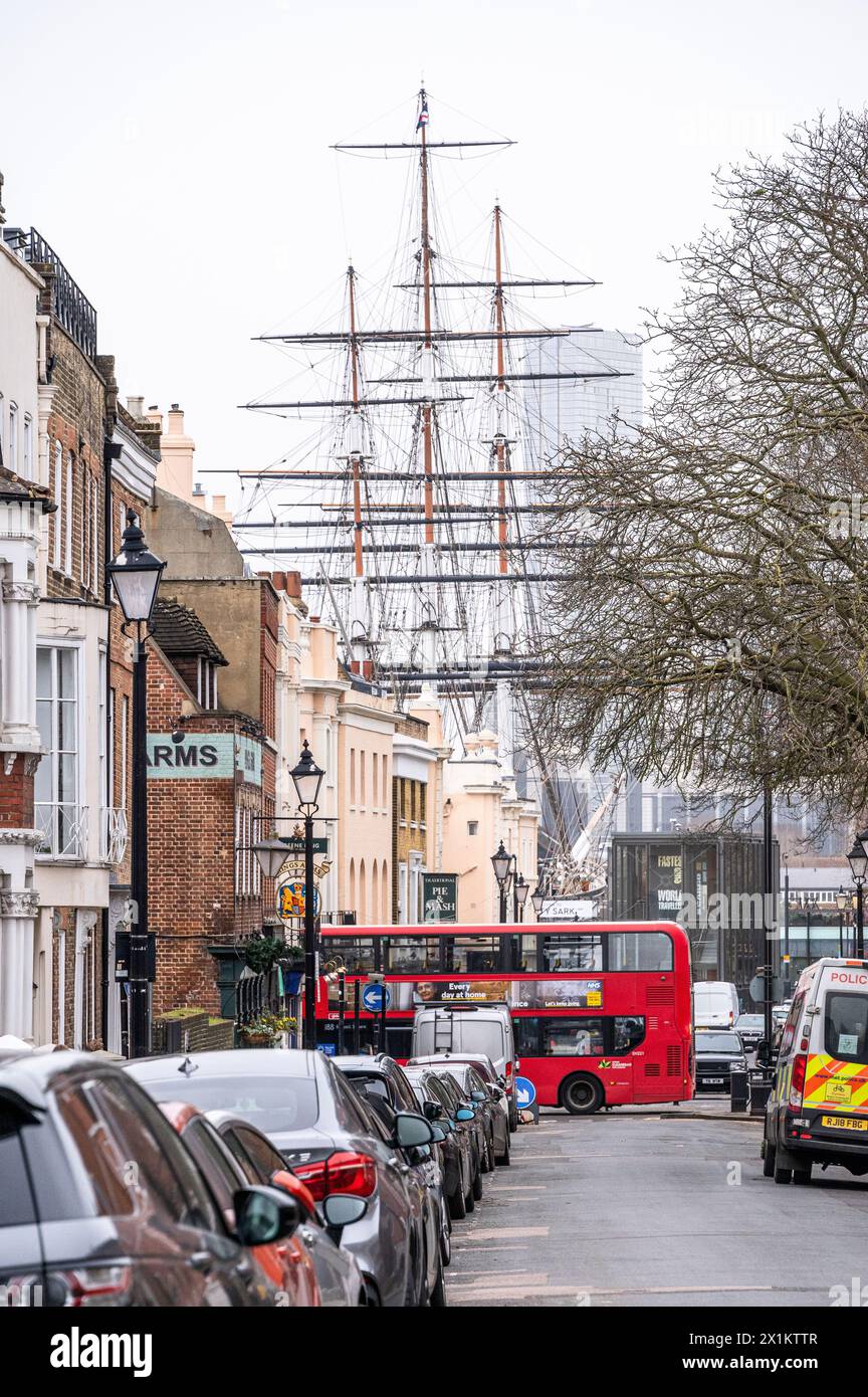Mast des Cutty Sark aus der belebten Greenwich Street, London, Großbritannien Stockfoto