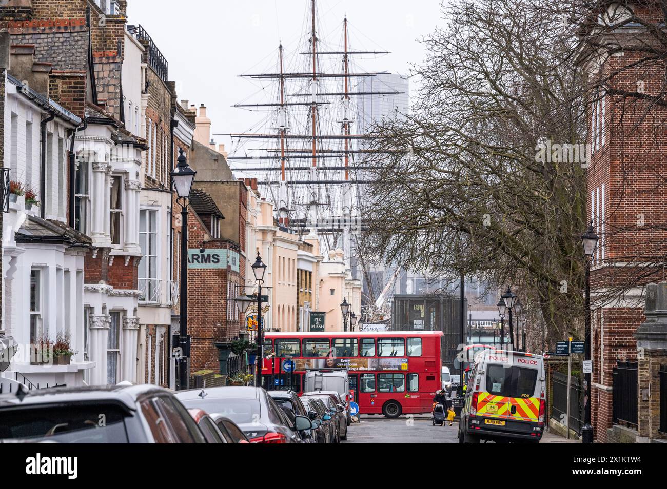 Mast des Cutty Sark aus der belebten Greenwich Street, London, Großbritannien Stockfoto