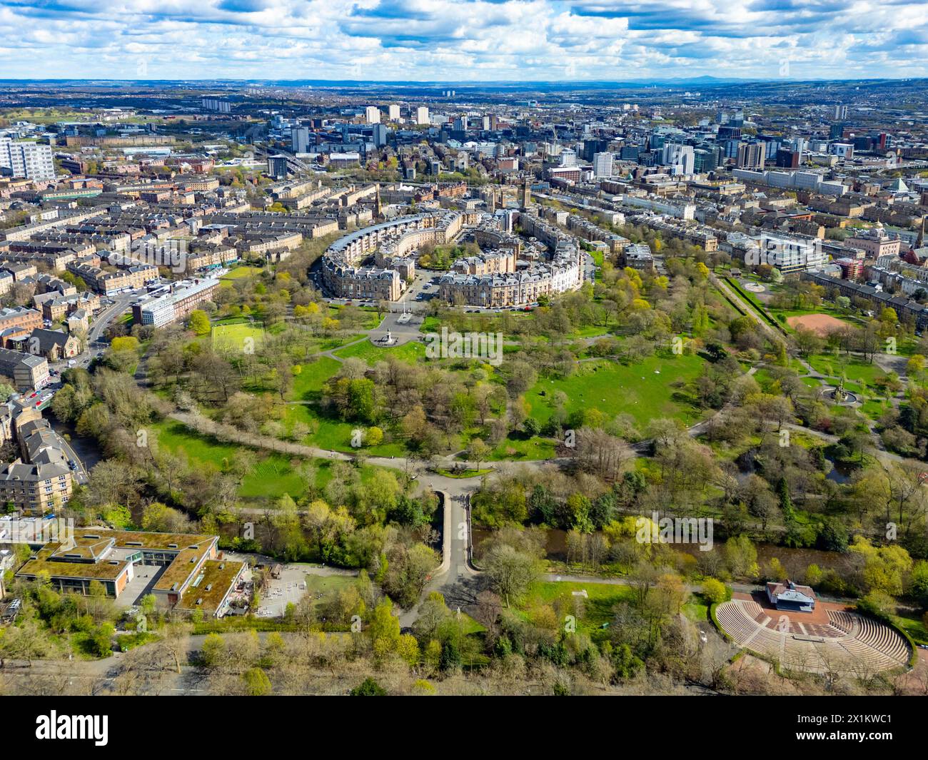 Luftaufnahme von der Drohne des Kelvingrove Park in Richtung Park District, Glasgow, Schottland, Großbritannien Stockfoto