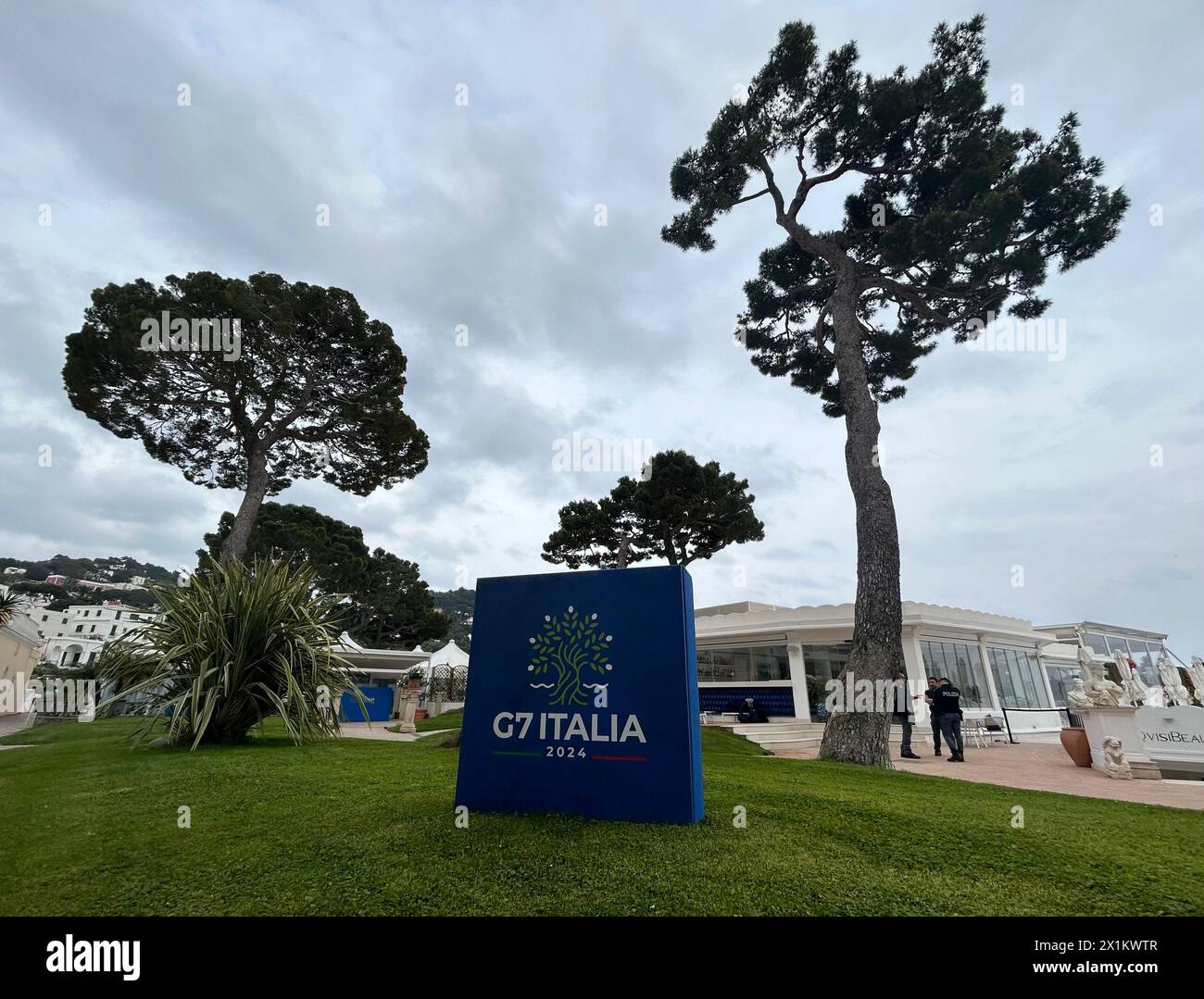 Capri, Italien. April 2024. Das Logo des italienischen G7-Ratsvorsitzes auf dem Gelände des Konferenzhotels der Außenminister. Quelle: Christoph Sator/dpa/Alamy Live News Stockfoto
