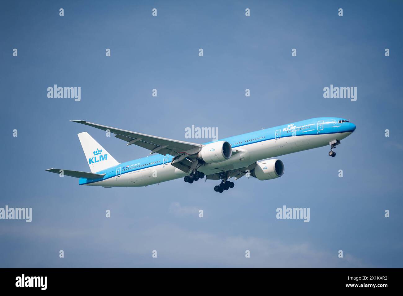 30.07.2023, Singapur, Republik Singapur, Asien - ein Passagierflugzeug der KLM Royal Dutch Airlines vom Typ Boeing 777-300 er mit der Registrierung PH-BVO im Landeanflug auf den internationalen Flughafen Changi. KLM ist Mitglied der SkyTeam Airline-Allianz, einem internationalen Netzwerk von Fluggesellschaften. *** 30 07 2023, Singapur, Republik Singapur, Asien A KLM Royal Dutch Airlines Boeing 777 300 er Passagierflugzeug registriert PH BVO beim Anflug auf den internationalen Flughafen Changi KLM ist Mitglied der SkyTeam Airline Alliance, einem internationalen Netz von Fluggesellschaften Stockfoto