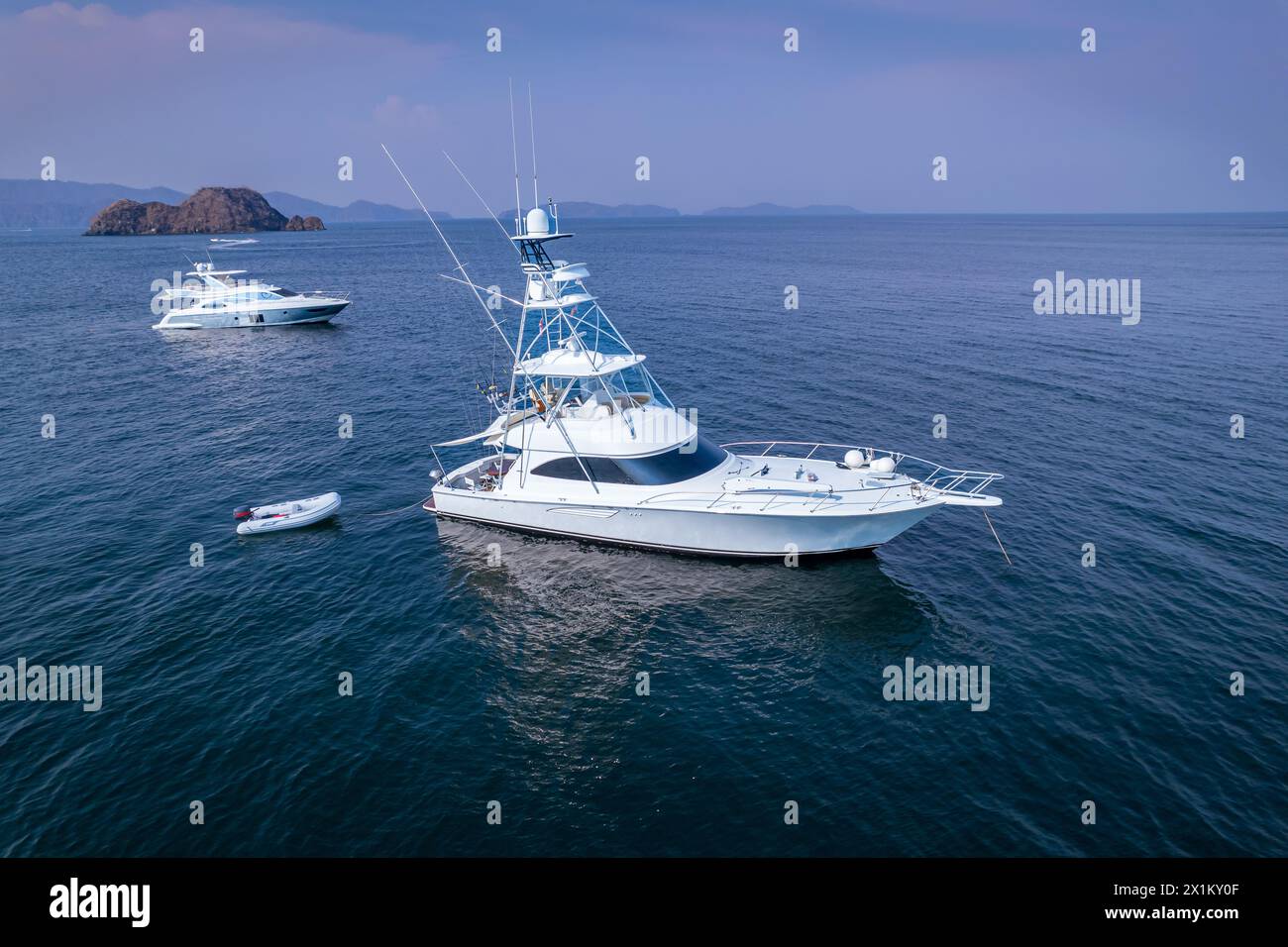 Wunderschöner Blick aus der Vogelperspektive auf eine beeindruckende Luxusyacht zum Angeln auf der Insel Tortuga in Costa Rica Stockfoto