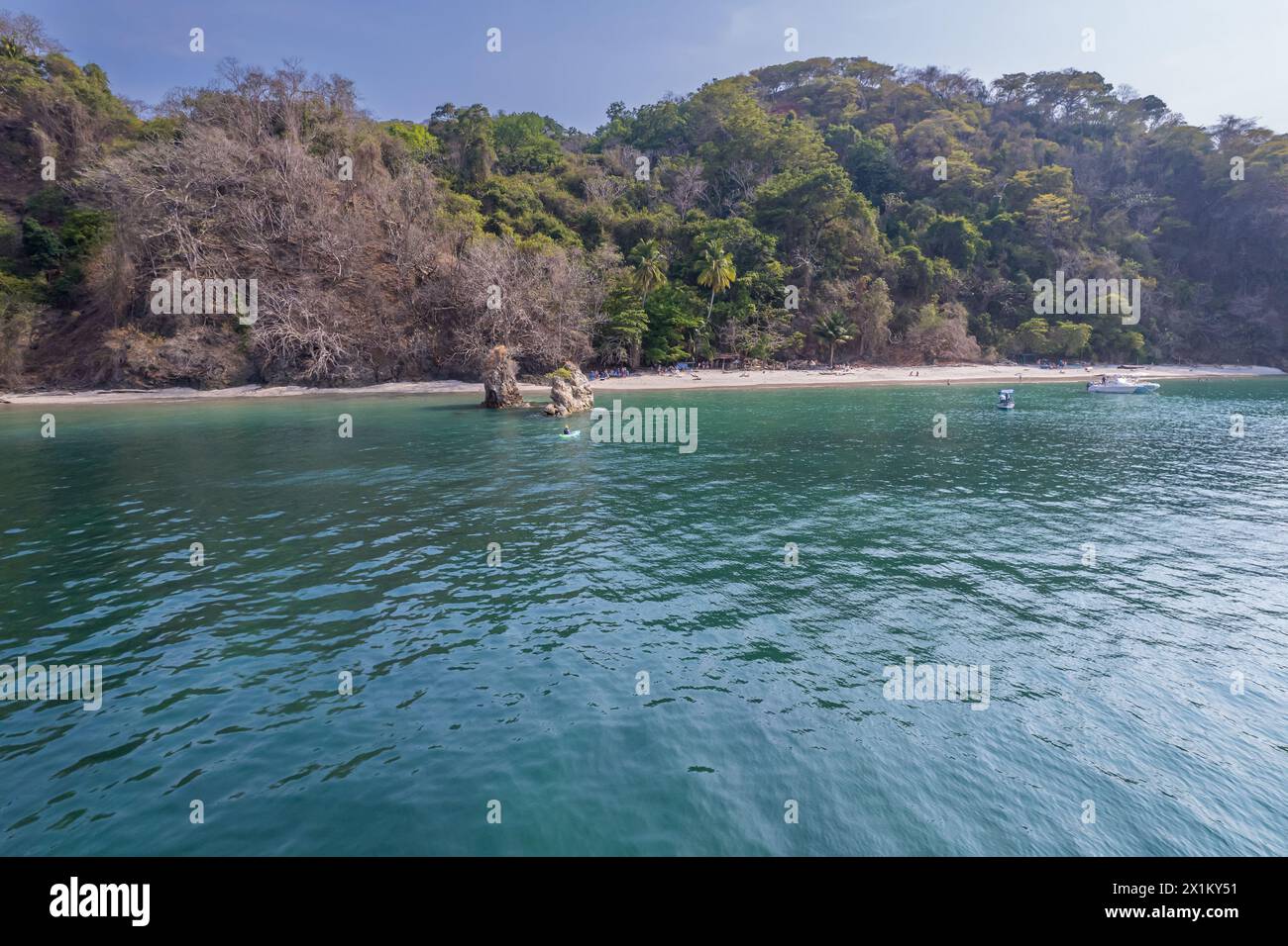 Wunderschöner Blick aus der Vogelperspektive auf eine beeindruckende Luxusyacht zum Angeln auf der Insel Tortuga in Costa Rica Stockfoto