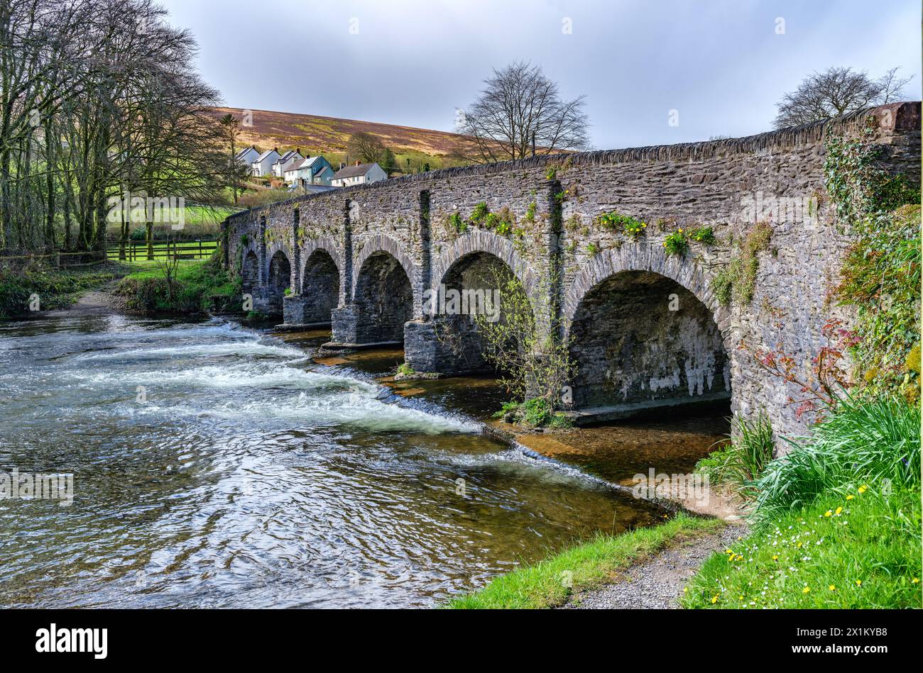 Sechs Bogenbrücken über den Fluss Barle, der durch das Dorf Withypool im Exmoor-Nationalpark Somerset UK fließt Stockfoto