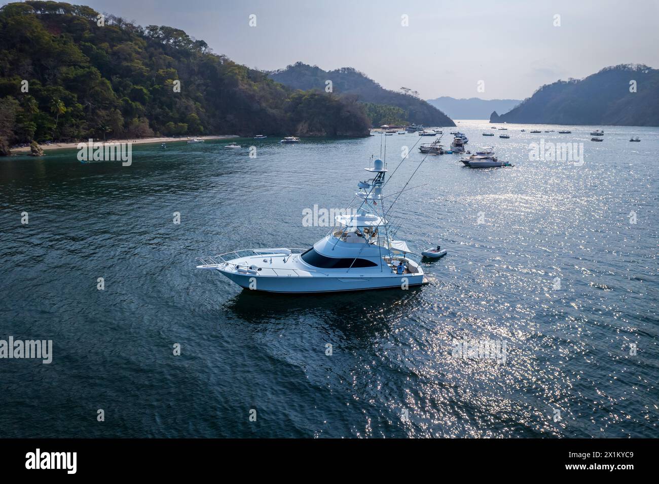 Wunderschöner Blick aus der Vogelperspektive auf eine beeindruckende Luxusyacht zum Angeln auf der Insel Tortuga in Costa Rica Stockfoto