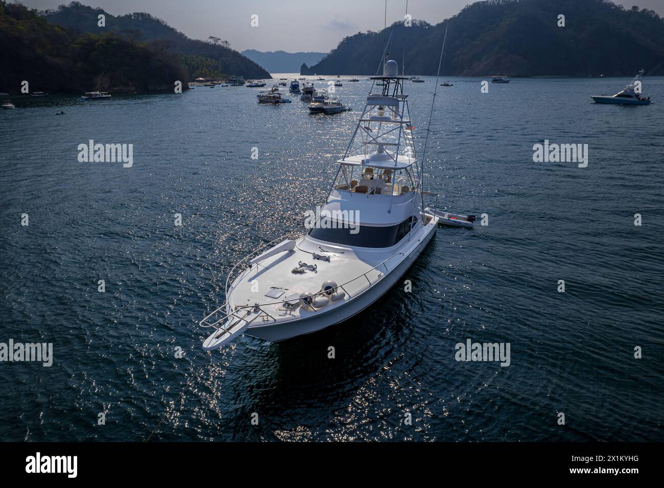 Wunderschöner Blick aus der Vogelperspektive auf eine beeindruckende Luxusyacht zum Angeln auf der Insel Tortuga in Costa Rica Stockfoto