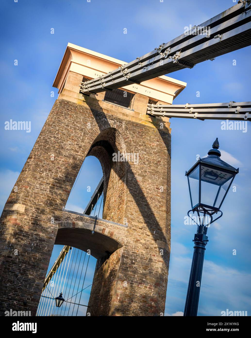 Westlicher Stützturm und Lampenträger der Clifton Suspension Bridge über den Fluss Avon in Bristol Stockfoto