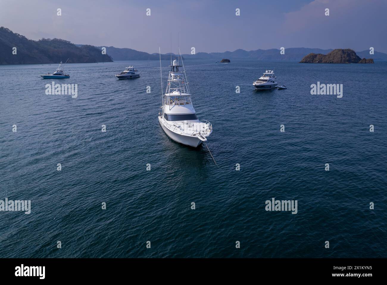 Wunderschöner Blick aus der Vogelperspektive auf eine beeindruckende Luxusyacht zum Angeln auf der Insel Tortuga in Costa Rica Stockfoto
