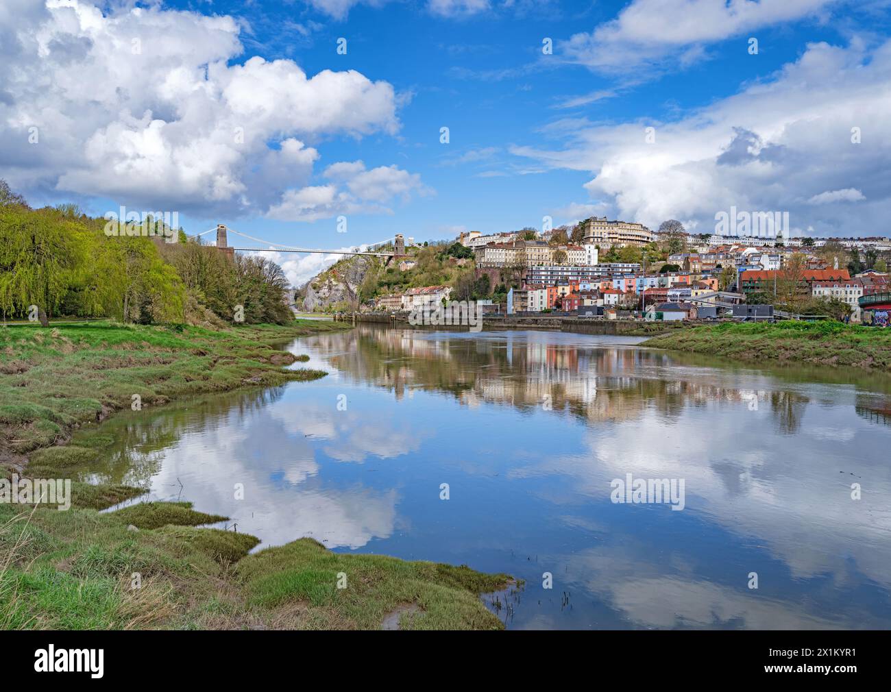Der Fluss Avon blickt auf die Avon Gorge Hotwells Clifton und die Clifton Suspension Bridge in Bristol, Großbritannien Stockfoto