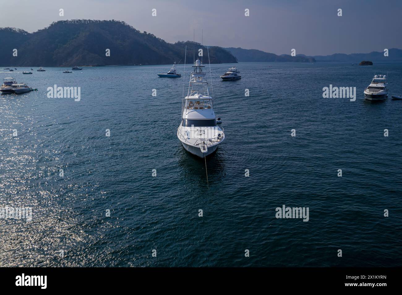 Wunderschöner Blick aus der Vogelperspektive auf eine beeindruckende Luxusyacht zum Angeln auf der Insel Tortuga in Costa Rica Stockfoto