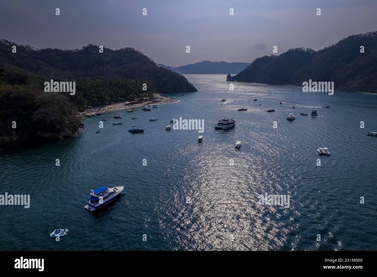 Wunderschöner Blick aus der Vogelperspektive auf eine beeindruckende Luxusyacht zum Angeln auf der Insel Tortuga in Costa Rica Stockfoto