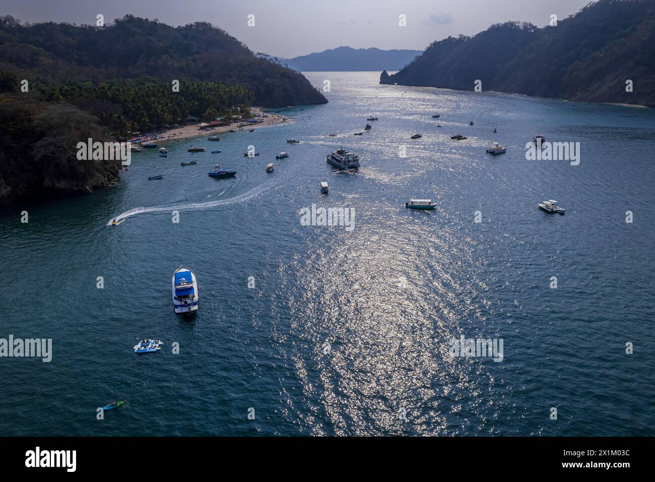 Wunderschöner Blick aus der Vogelperspektive auf eine beeindruckende Luxusyacht zum Angeln auf der Insel Tortuga in Costa Rica Stockfoto