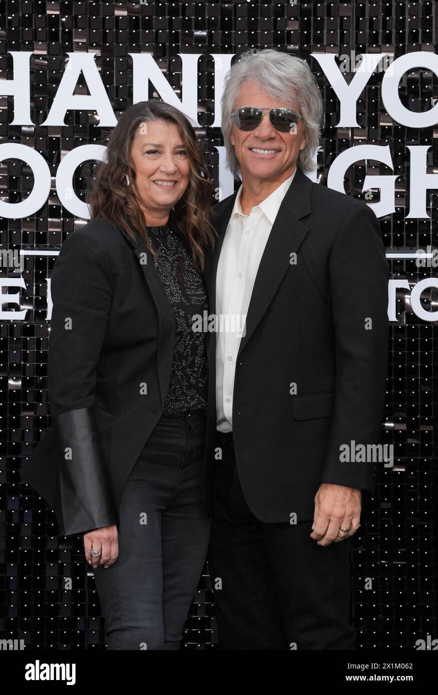 Jon Bon Jovi nimmt mit seiner Frau Dorothea Bongiovi an der britischen Premiere der Disney+-Serie Thank You, Goodnight: The Bon Jovi Story im Odeon Luxe, Leicester Square, London Teil. Bilddatum: Mittwoch, 17. April 2024. Stockfoto