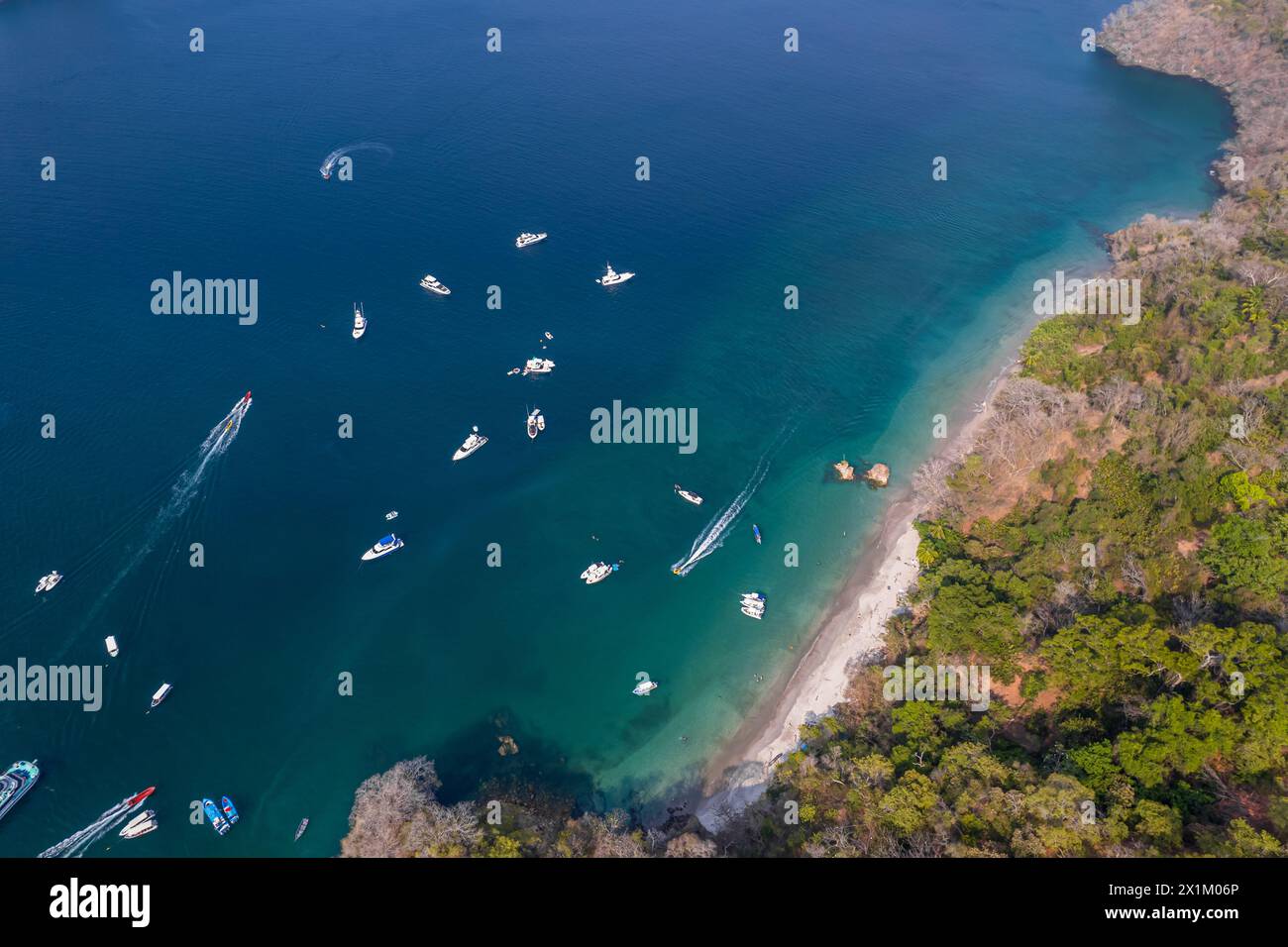 Wunderschöner Blick aus der Vogelperspektive auf eine beeindruckende Luxusyacht zum Angeln auf der Insel Tortuga in Costa Rica Stockfoto