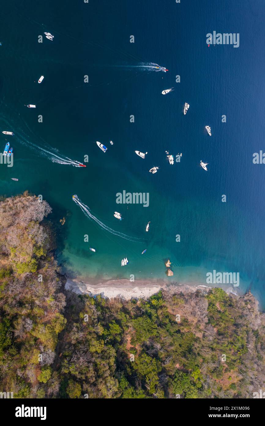Wunderschöner Blick aus der Vogelperspektive auf eine beeindruckende Luxusyacht zum Angeln auf der Insel Tortuga in Costa Rica Stockfoto