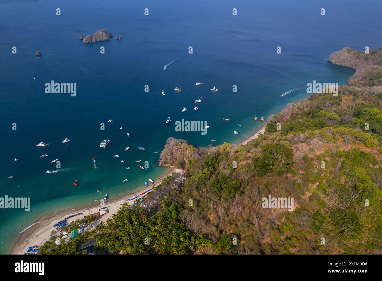 Wunderschöner Blick aus der Vogelperspektive auf eine beeindruckende Luxusyacht zum Angeln auf der Insel Tortuga in Costa Rica Stockfoto
