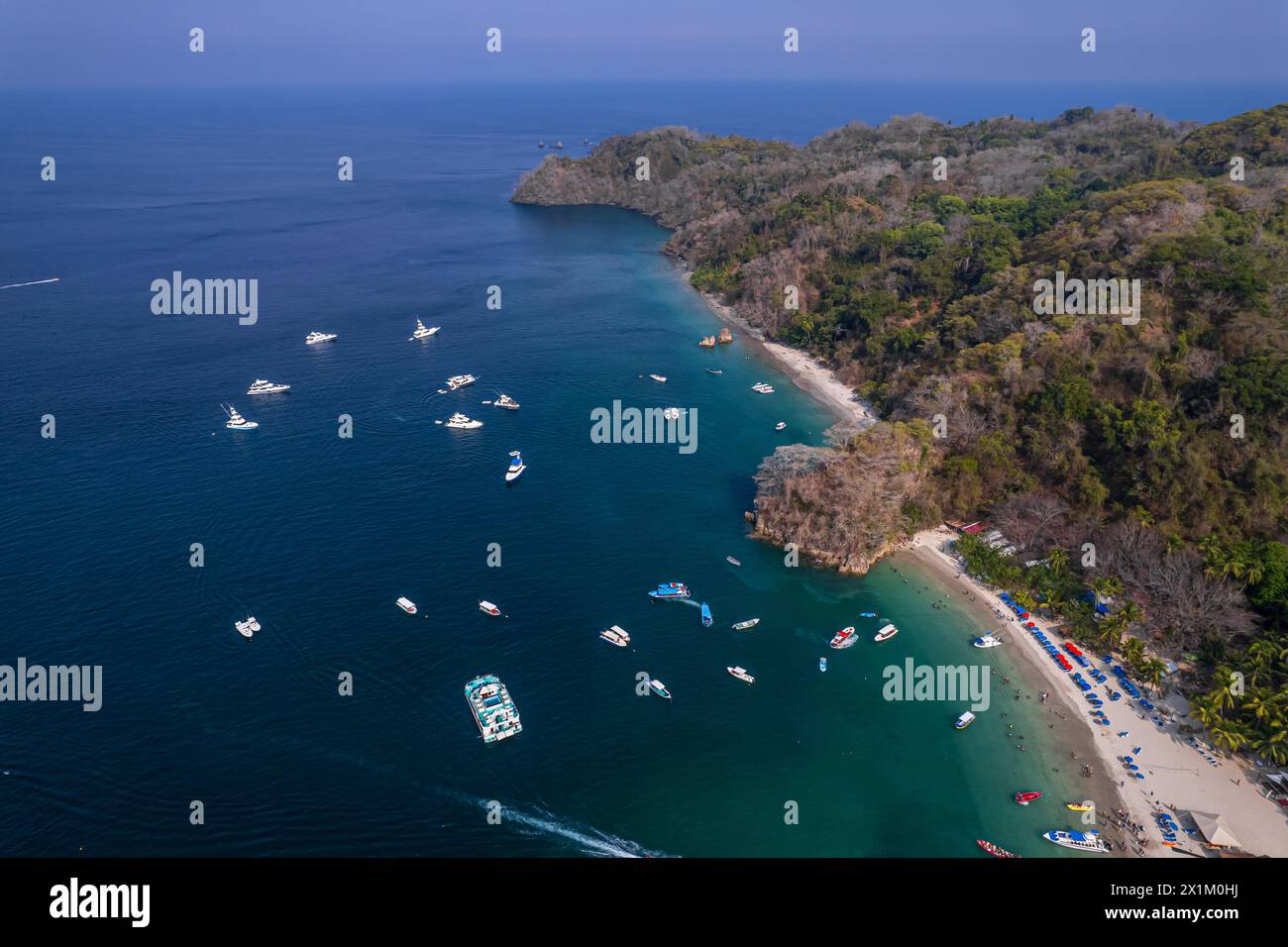 Wunderschöner Blick aus der Vogelperspektive auf eine beeindruckende Luxusyacht zum Angeln auf der Insel Tortuga in Costa Rica Stockfoto