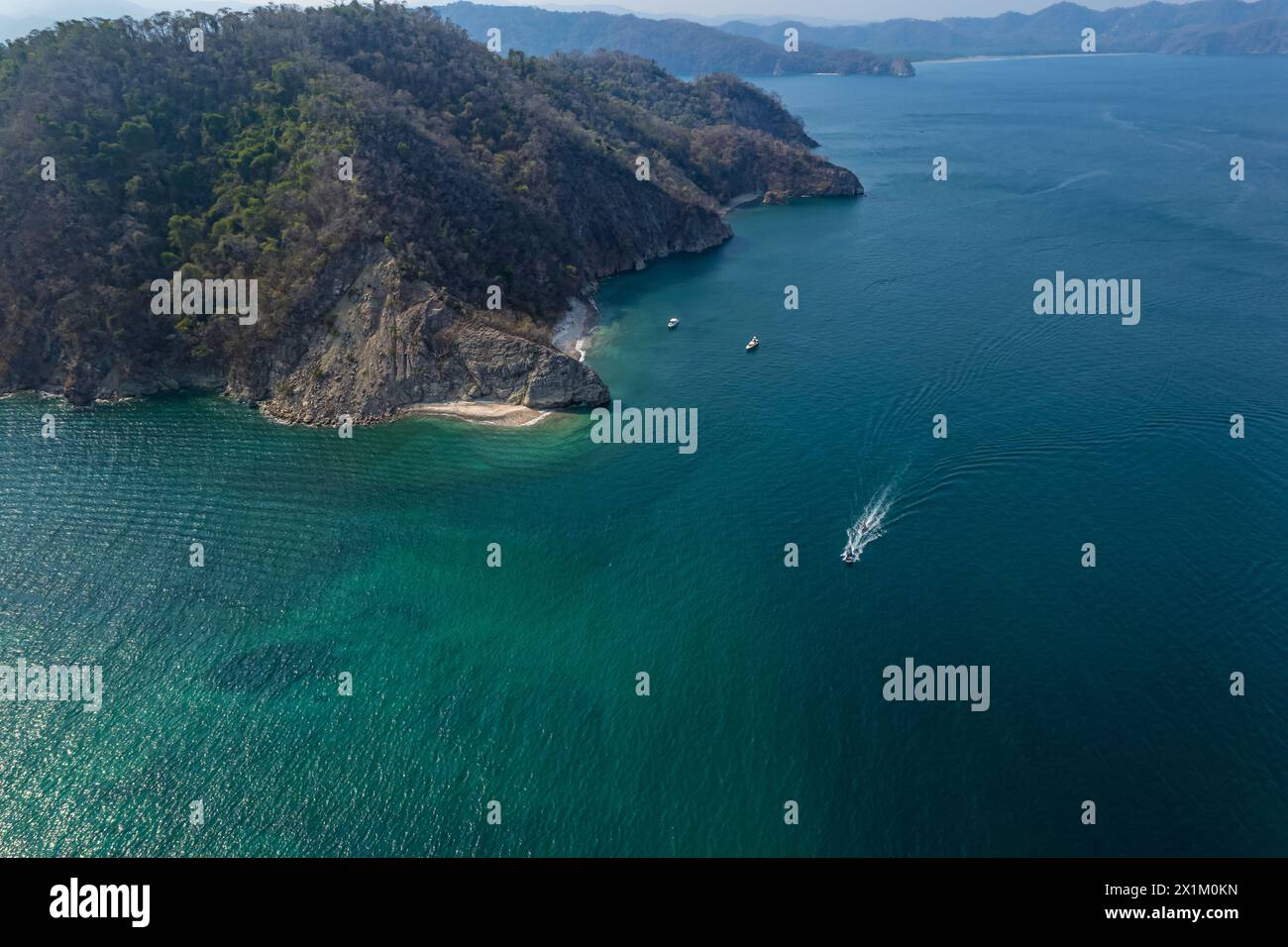 Wunderschöner Blick aus der Vogelperspektive auf eine beeindruckende Luxusyacht zum Angeln auf der Insel Tortuga in Costa Rica Stockfoto