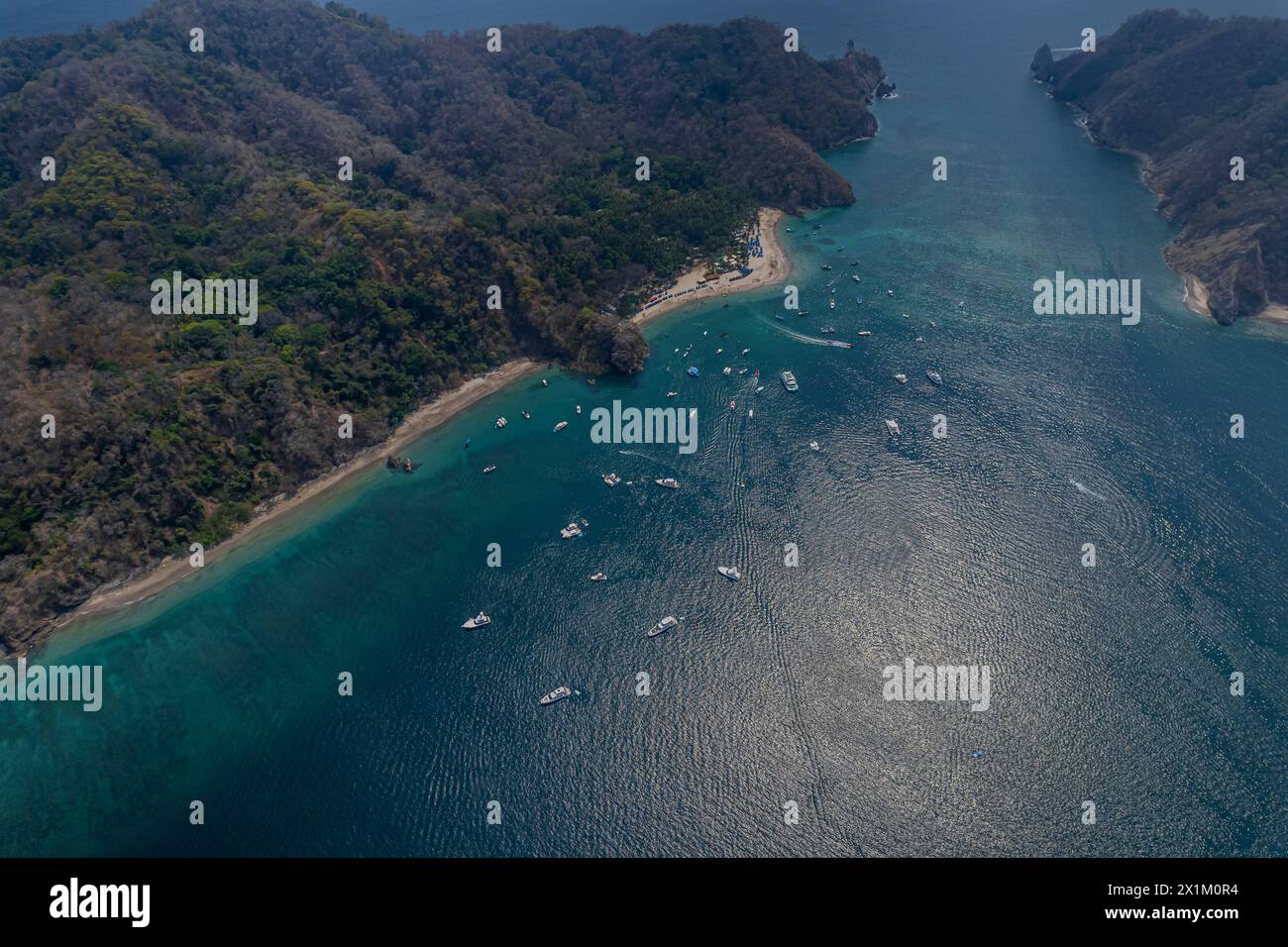 Wunderschöner Blick aus der Vogelperspektive auf eine beeindruckende Luxusyacht zum Angeln auf der Insel Tortuga in Costa Rica Stockfoto