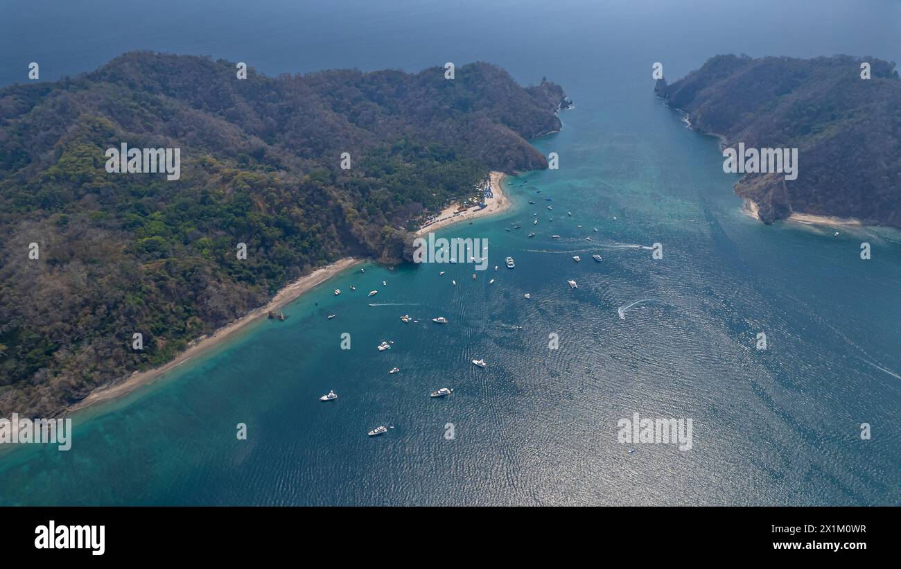 Wunderschöner Blick aus der Vogelperspektive auf eine beeindruckende Luxusyacht zum Angeln auf der Insel Tortuga in Costa Rica Stockfoto