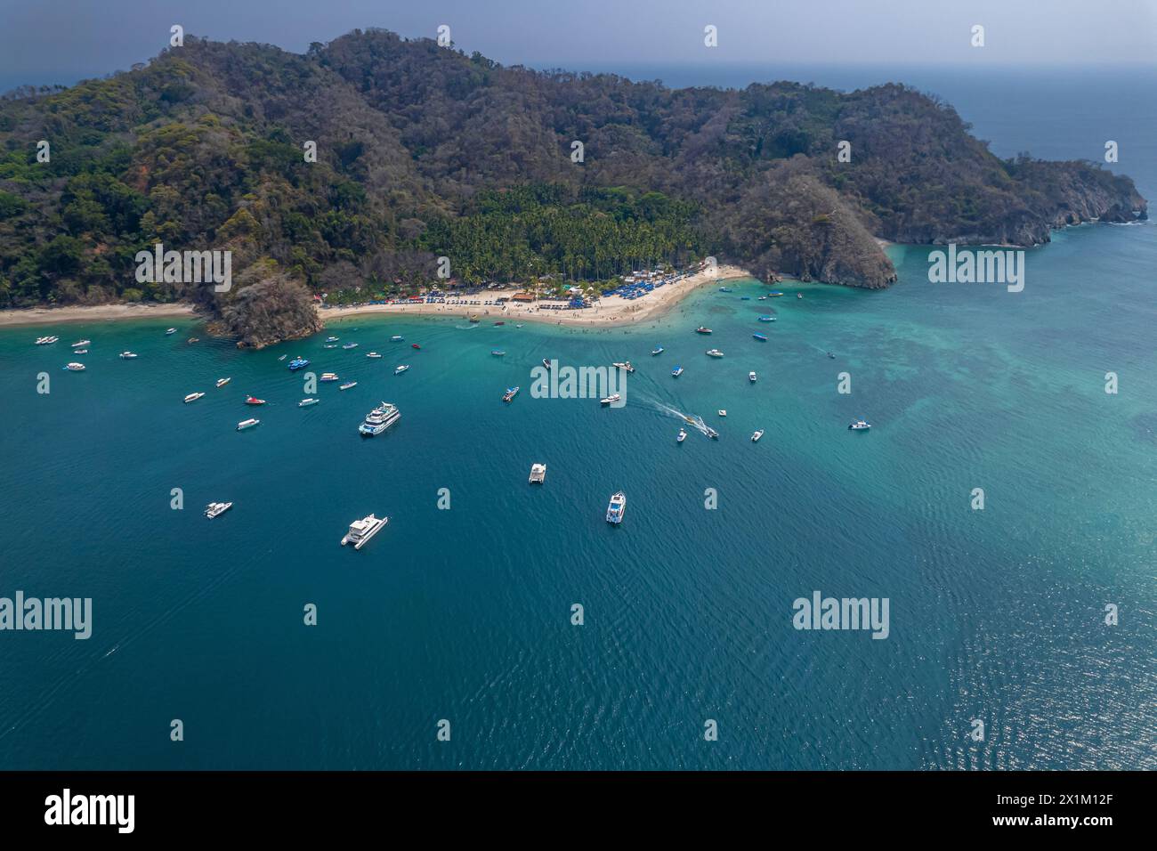 Wunderschöner Blick aus der Vogelperspektive auf eine beeindruckende Luxusyacht zum Angeln auf der Insel Tortuga in Costa Rica Stockfoto