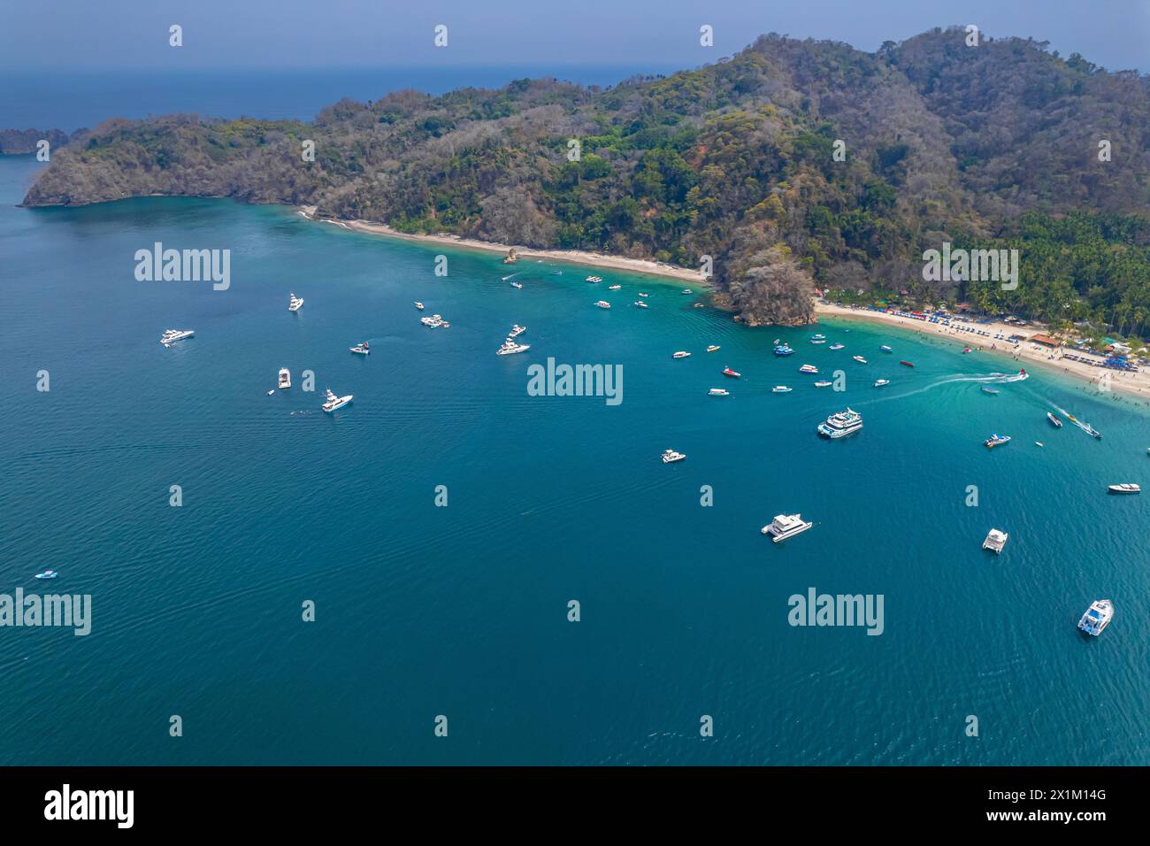 Wunderschöner Blick aus der Vogelperspektive auf eine beeindruckende Luxusyacht zum Angeln auf der Insel Tortuga in Costa Rica Stockfoto