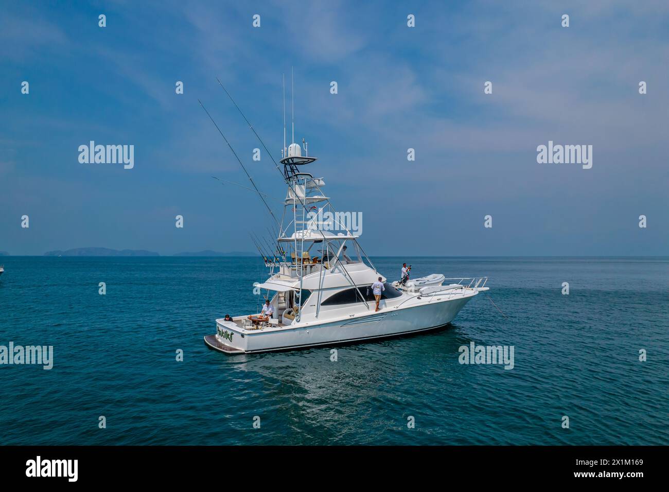 Wunderschöner Blick aus der Vogelperspektive auf eine beeindruckende Luxusyacht zum Angeln auf der Insel Tortuga in Costa Rica Stockfoto