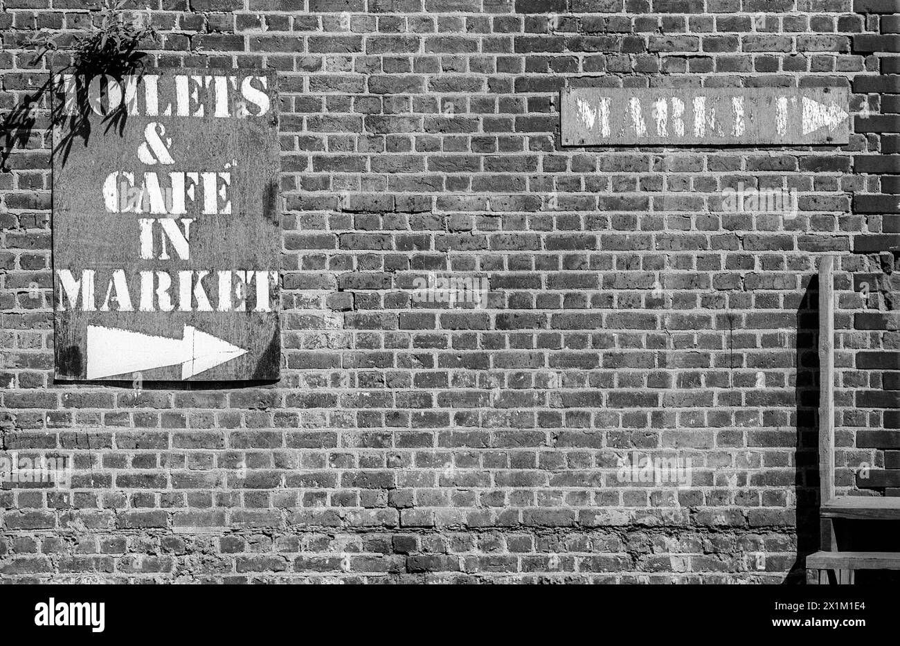Archivbild aus den 1990er Jahren mit alten Schildern an einer Backsteinmauer zwischen Greenwich und Deptford. Stockfoto