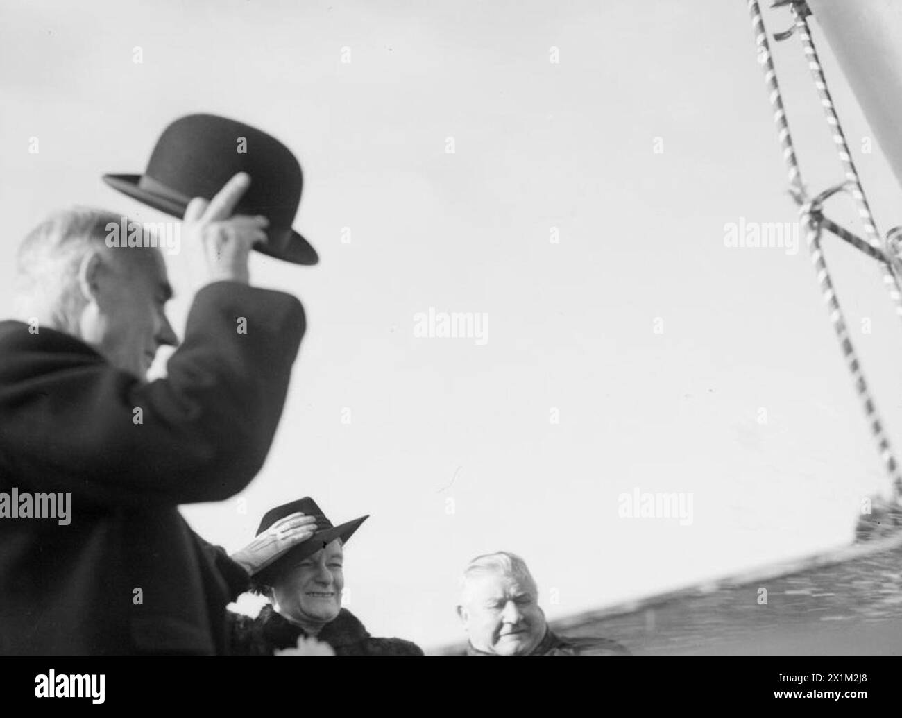 HMS Venerable, ein 8.000 Tonnen schwerer Flugzeugträger, wurde von Mrs. Herbert Morrison auf Cammell Laird's Yard in Birkenhead gestartet, wobei Sir Robert Johnson die Anfeuerung anführte. Stockfoto