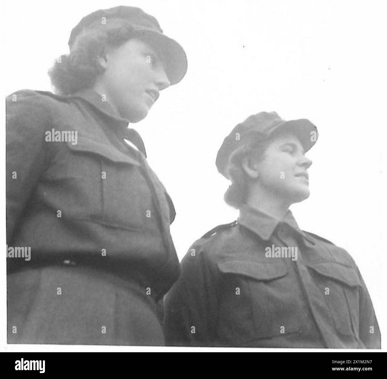 VON CHILI ZUM ATS - von links nach rechts : Ptes. Isabelle Trevena und Dora Charleworth fotografierten in einem ATS Centre der British Army Stockfoto