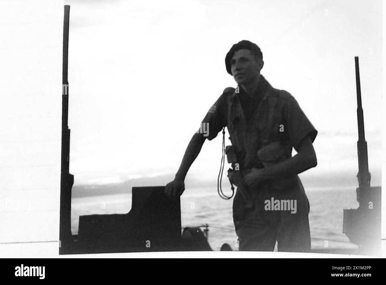 COMMANDOS RAID ALBANIA - Silhouted gegen die untergehende Sonne blickt Sgt. Stanley Stevenson, Ass Commando, nach vorne auf Albanien, britische Armee Stockfoto