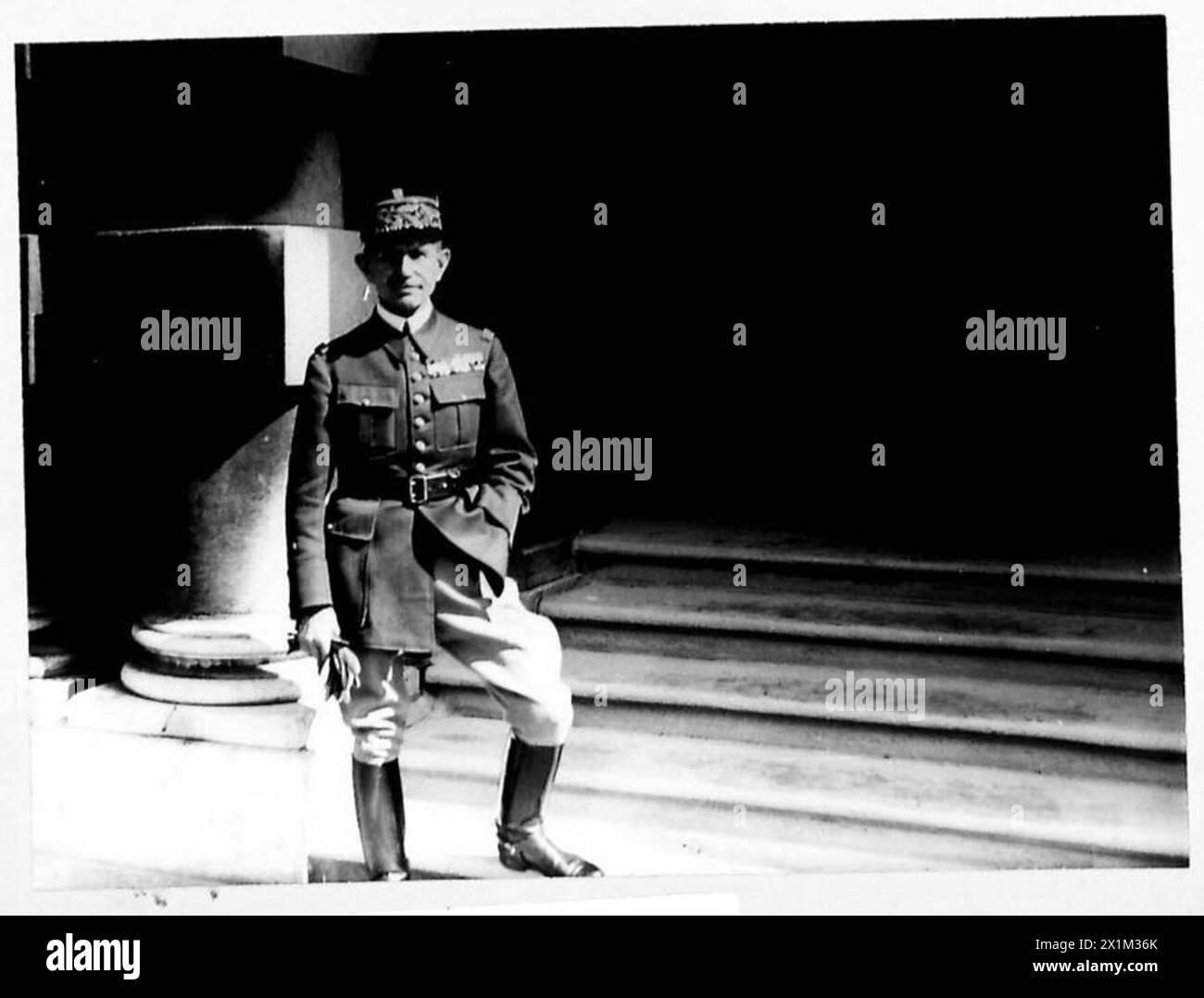 General de Brigade A. Leong, C.V.O., Militärattaché an der französischen Botschaft in London, wird innerhalb und außerhalb des Kriegsministeriums der britischen Armee gesehen. Stockfoto