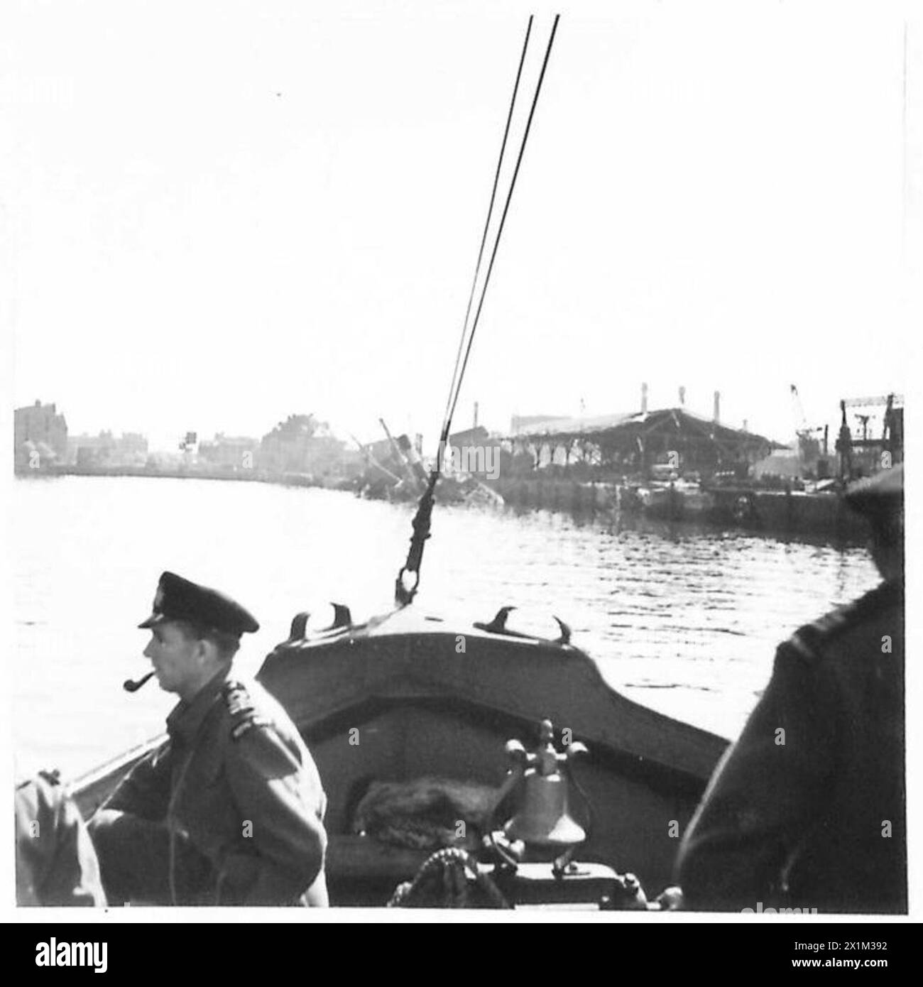 FOTOS VOM HAMBURGER HAFEN - Ein Boot mit Marinepersonal an Bord, das den Fluss entlang fährt, britische Armee, 21. Armeegruppe Stockfoto