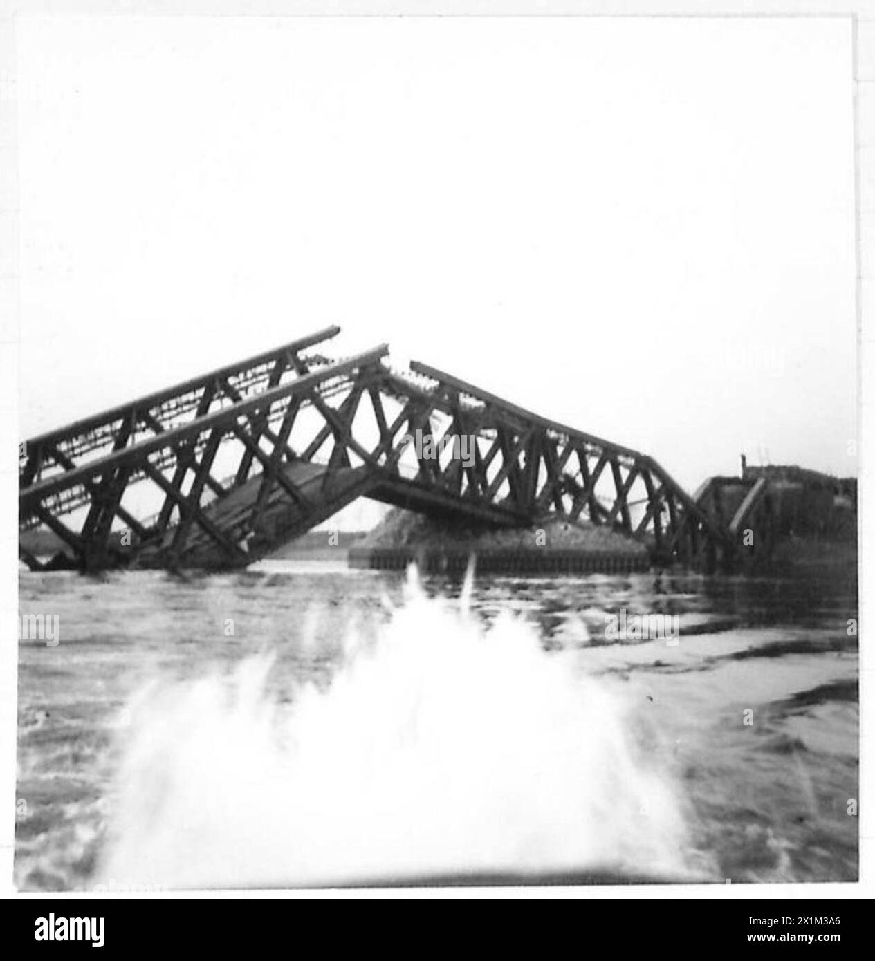 Die kaputte Brücke bei Wesel. Am Morgen des 27. März brach eine Panzertruppe aus der 17. US-Luftlandedivision auf Churchill-Panzern der 6. Guards Panzerbrigade von Peddonberg (östlich von Wesel) auf, um eine Widerstandskammer zu beseitigen, die den Vormarsch der britischen Armee, 21. Armeegruppe behinderte Stockfoto