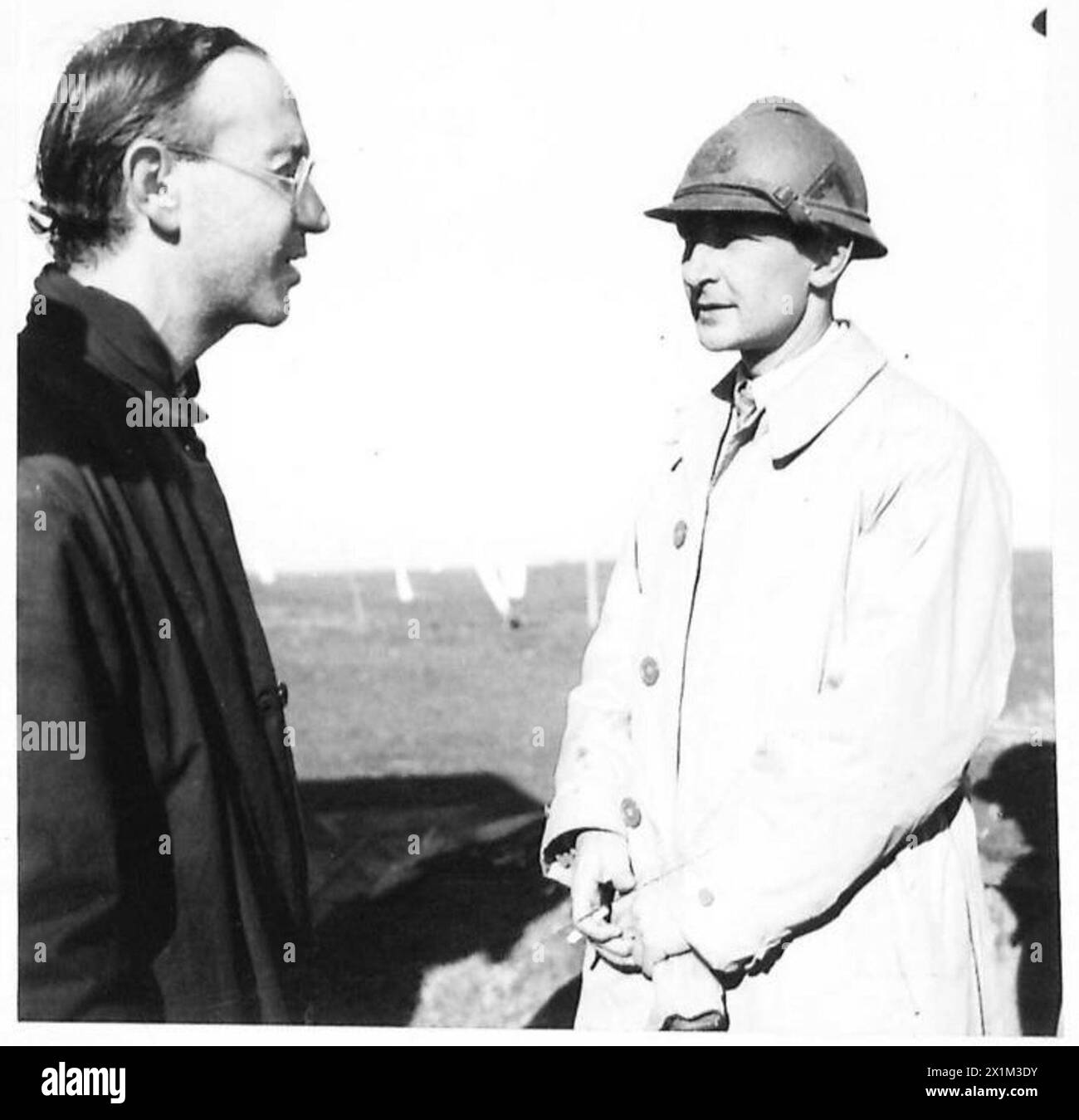 Ein Prinz wird im Gespräch mit einem Siedlungspriester dargestellt und veranschaulicht die Interaktionen der britischen Armee während Operationen in Nordafrika, Sizilien, Italien, dem Balkan und Österreich zwischen 1942 und 1946. Stockfoto