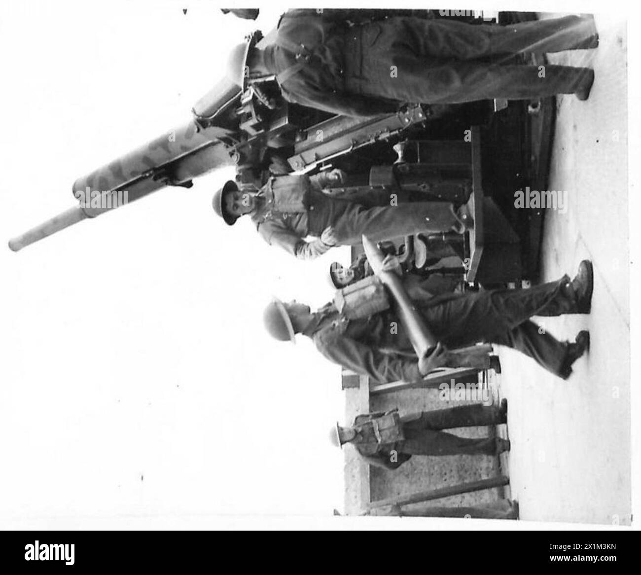 Die Londoner Waliser laden während der Schießübungen eine Granate in eine Flugabwehrkanone der British Army. Stockfoto