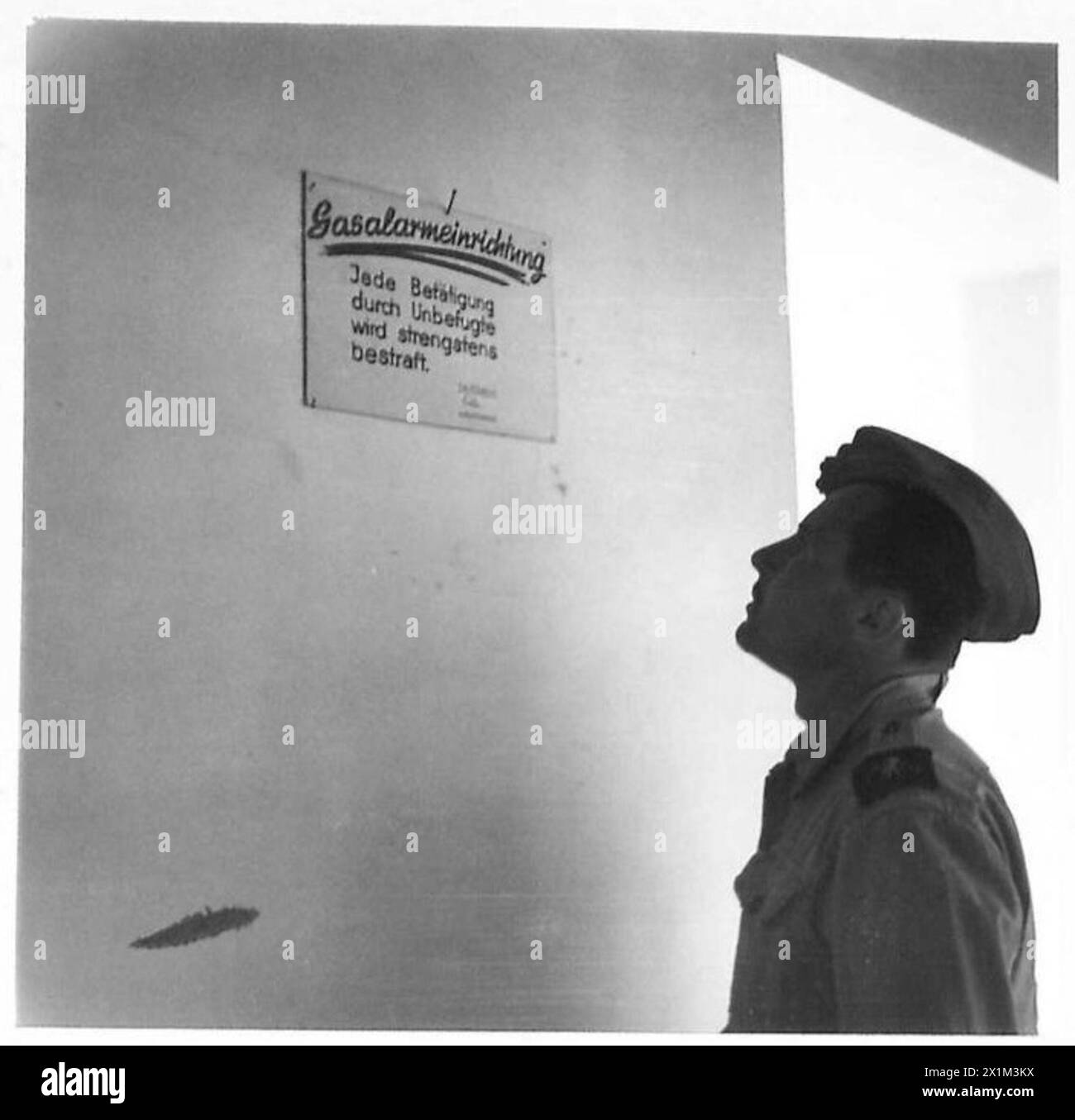 Sgt. P. Barnes liest die einzige deutsche Bekanntmachung, die von "Muller" im Kesselring-Hauptquartier, der britischen Armee, unterzeichnet wurde. Stockfoto