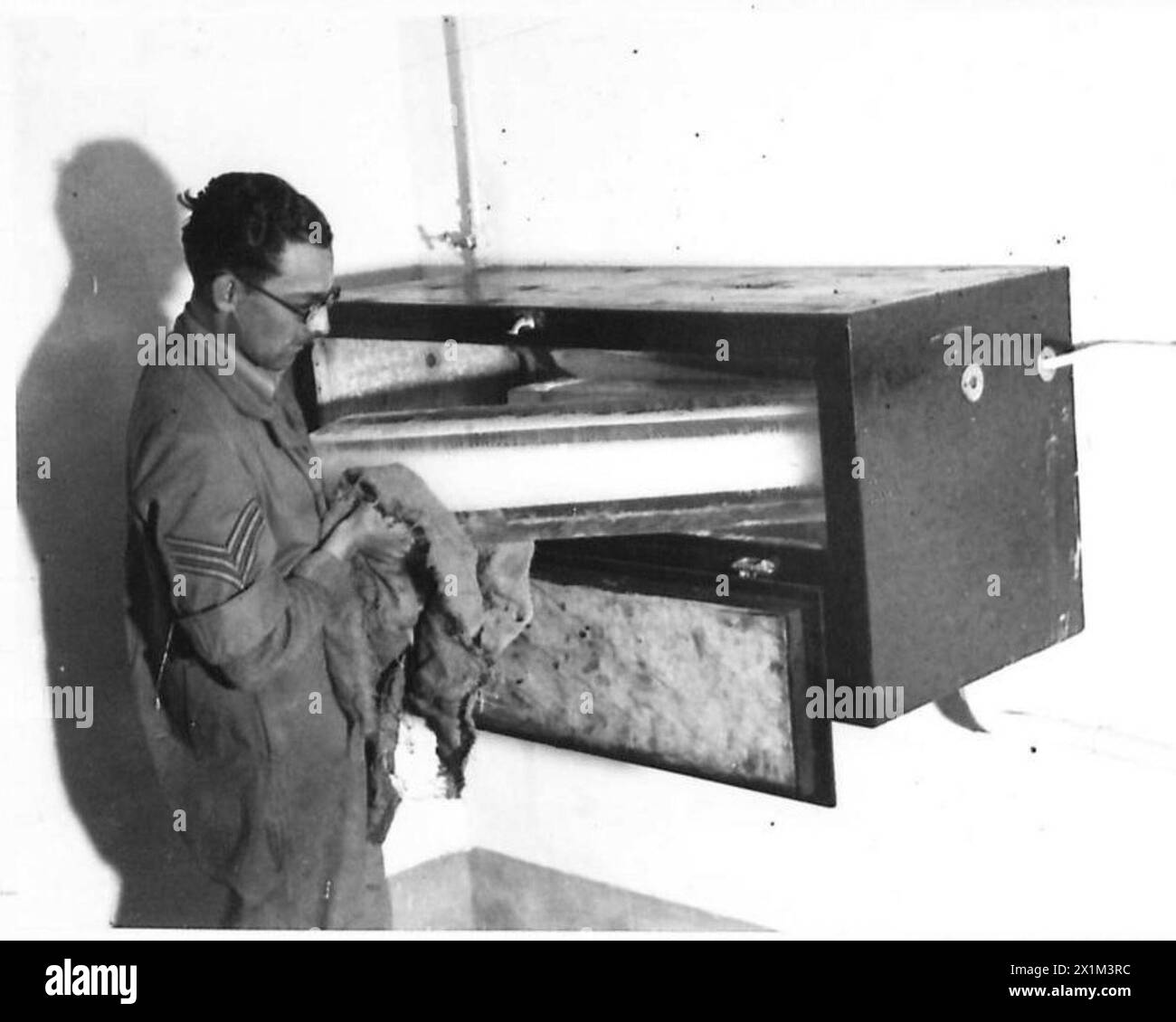 Die Army Film and Photographic Unit in Ägypten verwendet Eis in Kühlanlagen, um unter heißen Sommerbedingungen Filme zu entwickeln und zu drucken, um Feldfotografie zu veranschaulichen. Stockfoto