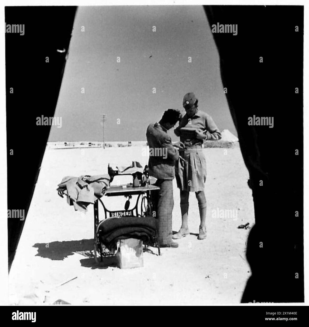 Ein Soldat der britischen Armee wird von einem Wüstenschneider nach einem neuen Paar Shorts gemessen, um einheitliche Standards zu erhalten. Stockfoto