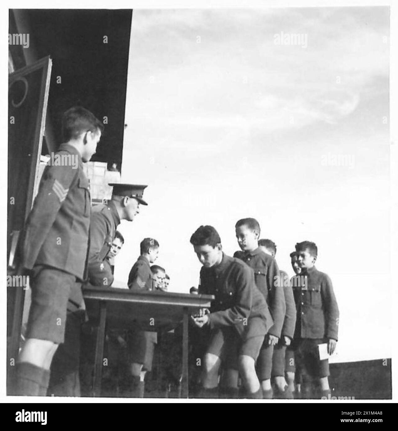 Die Jungen der Royal Military School des Duke of York nahmen an einer Lohnparade teil, einer traditionellen militärischen Zeremonie. Die Veranstaltung unterstreicht das Engagement der Schule für militärische Traditionen und Disziplin. Stockfoto