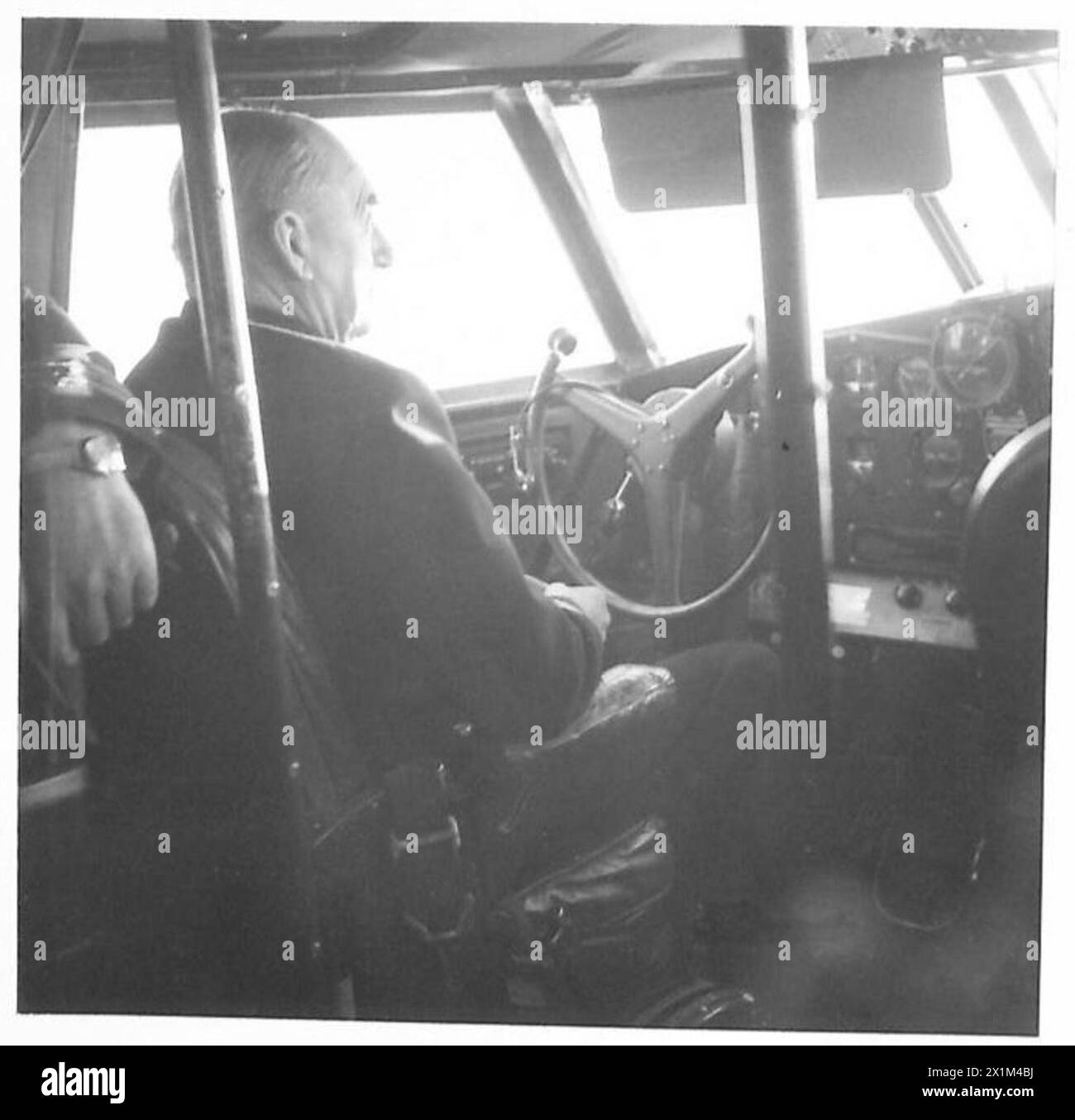 PREMIERMINISTER KEHRT AUF DEM LUFTWEG ZURÜCK - Admiral der Flotte, Sir Dudley Pound, gesehen an der Kontrolle des Flugbootes, British Army Stockfoto