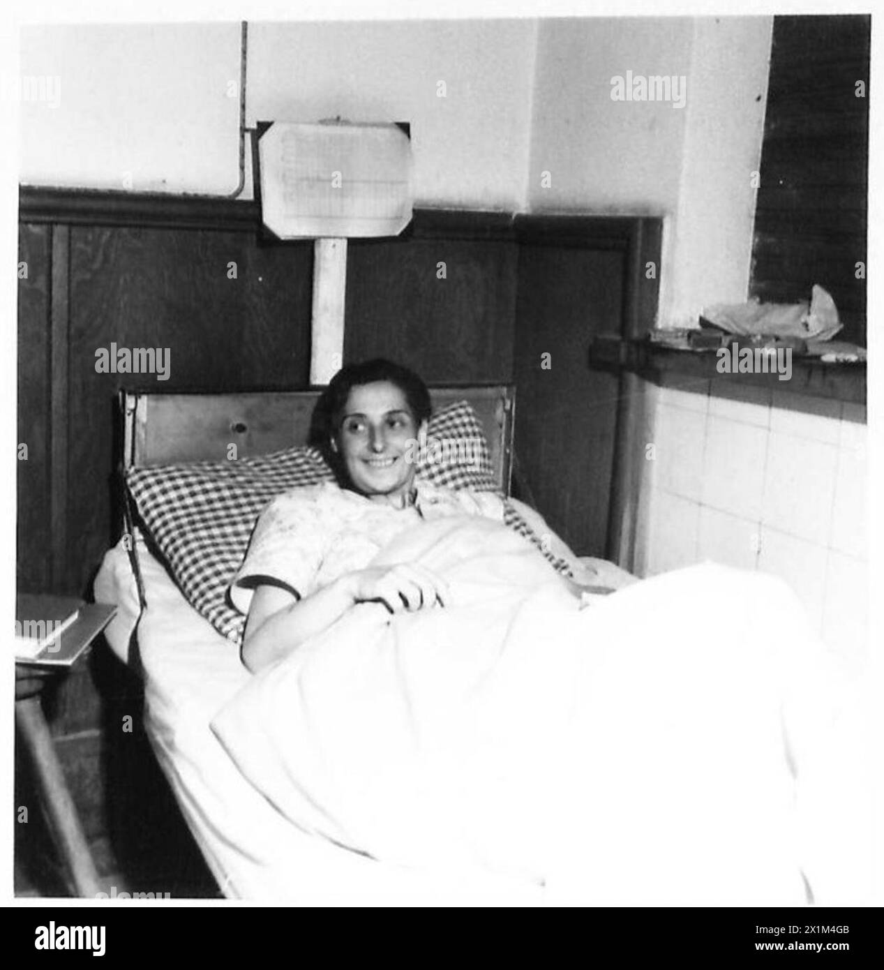 Frauen, die aus dem Konzentrationslager Bergen-Belsen gerettet wurden, werden dargestellt, wie sie sich nach der Befreiung an strenge Bedingungen anpassen, British Army, 21st Army Group. Stockfoto