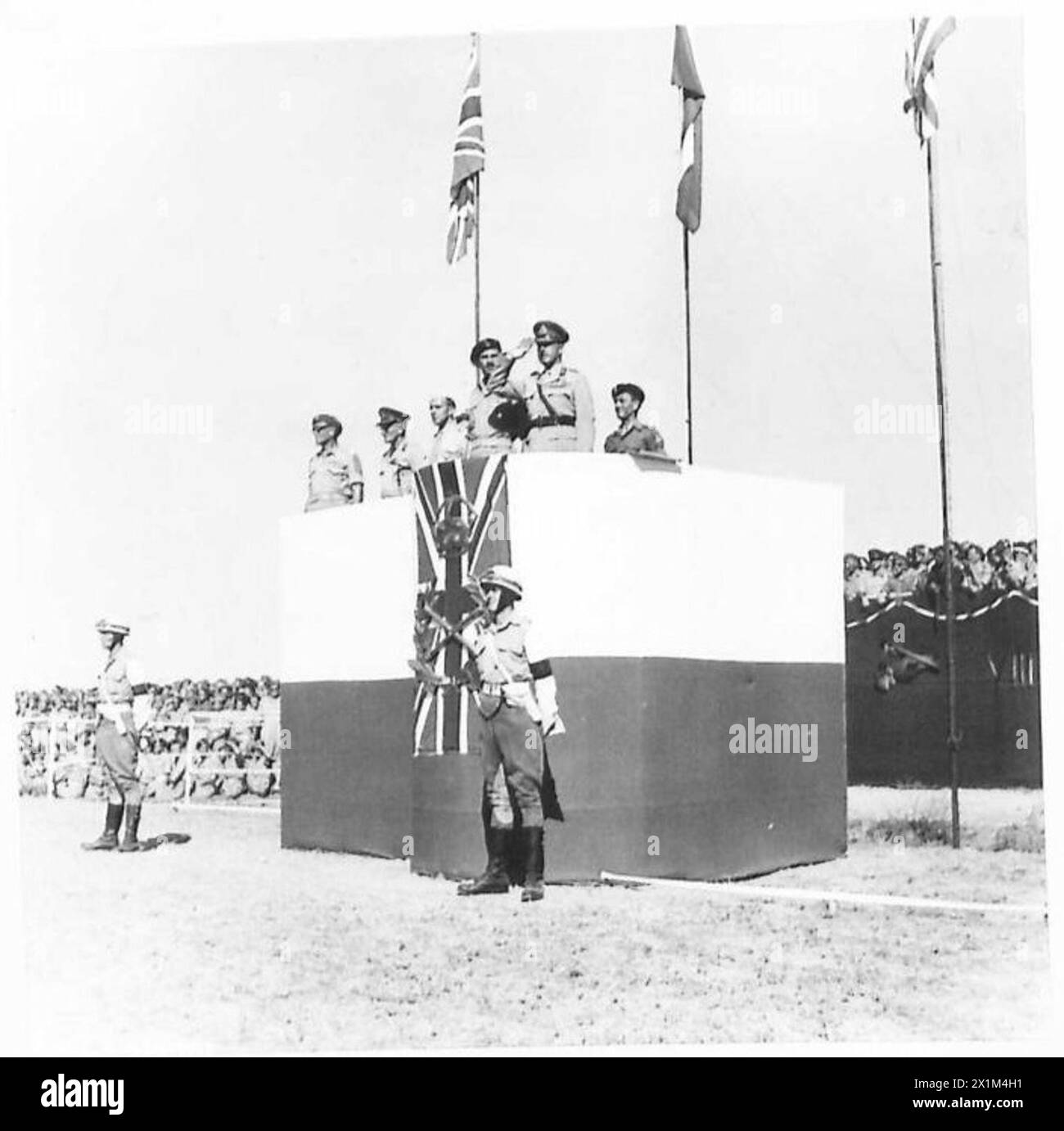 DIE POLNISCHE ARMEE IM ITALIENISCHEN FELDZUG 1943-1945: Feldmarschall Harold Alexander, Kommandeur der alliierten Armeen in Italien, nahm den Gruß als Einheiten der 2. Panzerdivision (2. Polnisches Korps), die auf dem Loreto-Flugplatz vorbeimarschieren. Er wird von General Władysław anders, dem C-in-C der polnischen Streitkräfte (rechts von Alexander), begleitet. und General Zygmunt Bohusz-Szyszko, Kommandeur des 2. Korps (erster von links). Foto, aufgenommen während des zweitägigen Abschiedsbesuchs des Feldmarschalls Alexander (14. und 15. August) beim 2. Korps, 15. August 1945, britische Armee, polnische Armee, polnischer Arm Stockfoto