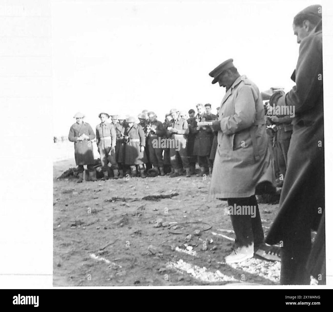 Brigadier Briggs ist eine Lektion während eines Thanksgiving-Dienstes in El Adem, unter britischem Militär und Operationen zu lesen. Stockfoto