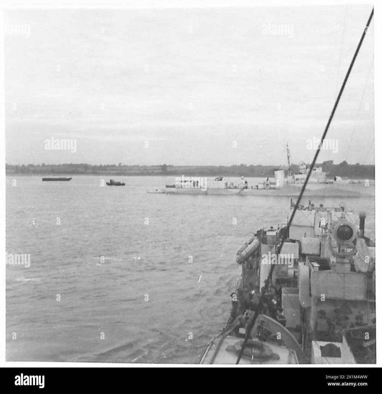 Ein Zerstörer schickt sich anderen Schiffen bei einer kombinierten Operation der britischen Armee zu. Stockfoto