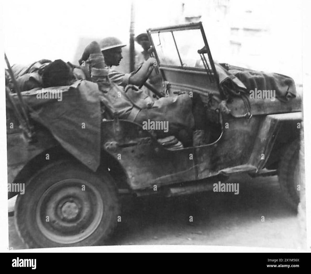 Der Fahrer Harry Mead von der 8. Armee der britischen Armee transportiert zwei verwundete indische Soldaten mit seinem Jeep in Dunstable, Beds. Stockfoto