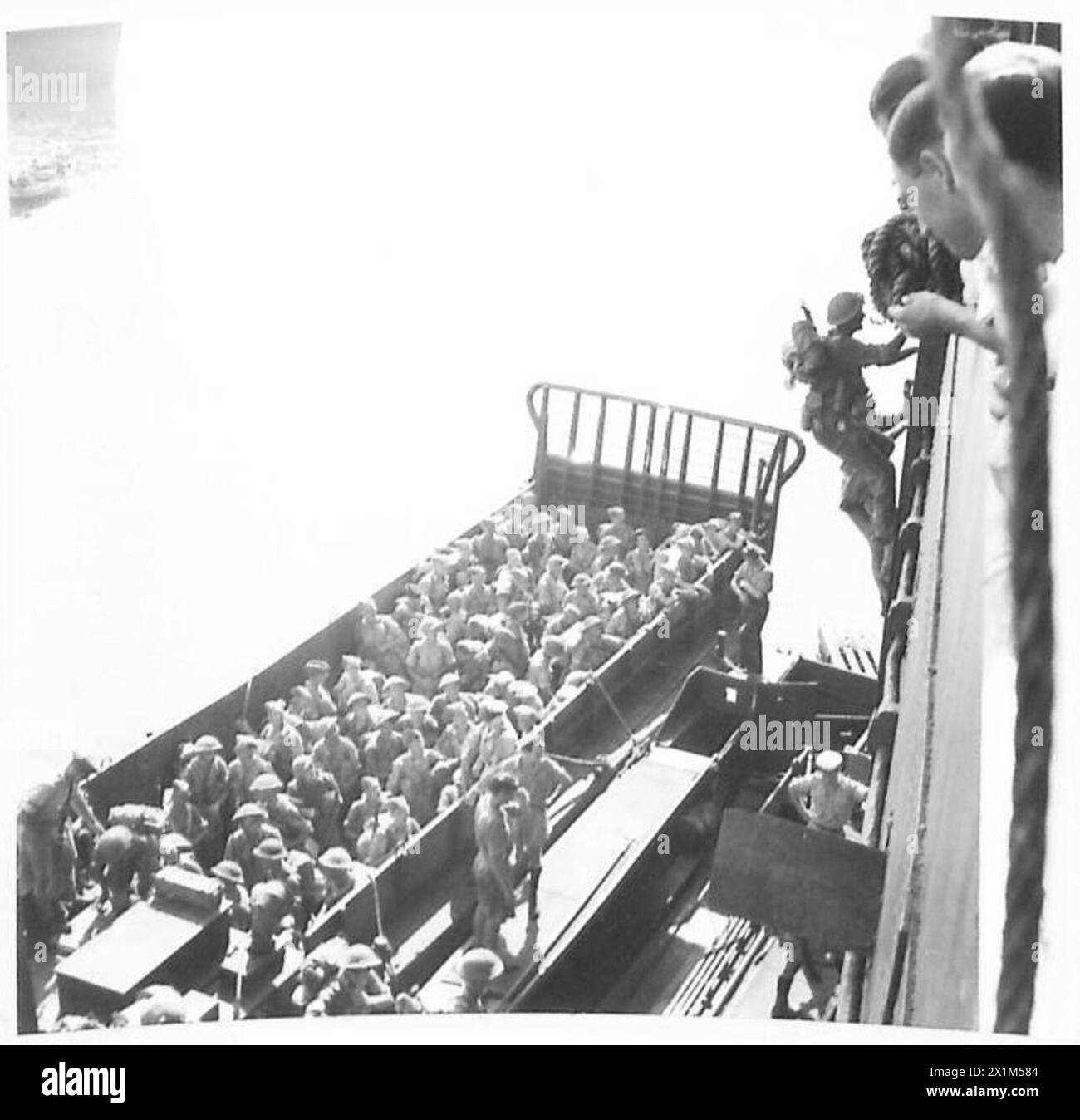 Soldaten der Fünften Armee klettern an Bord des Landungsfahrzeugs (LCM) in der Bucht von Salerno als Teil der alliierten Invasion Italiens in der Gegend von Neapel, um sich auf Landungen am Strand und Operationen im Landesinneren vorzubereiten. Stockfoto