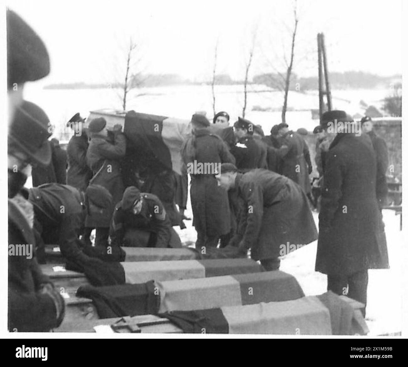 Mitglieder der 6. Luftlandedivision dienen als Träger bei der Beerdigung der Bande-Opfer. Stockfoto