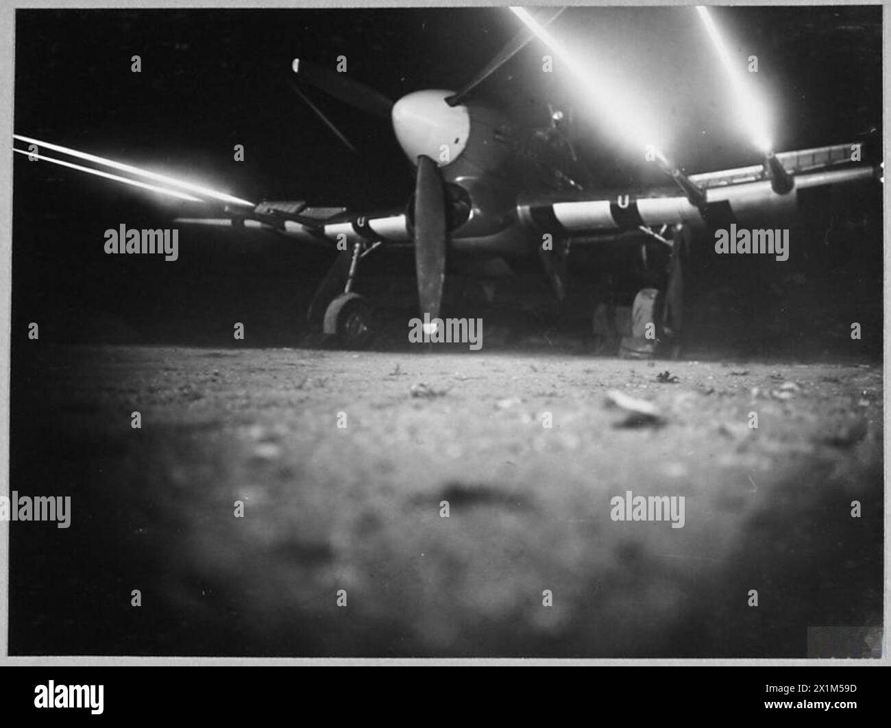 Der Hawker Typhoon, ein neuer RAF-Kampfflugzeug, wurde in auffälligen Nachtbildern aufgenommen, die seine Einsatzbereitschaft und seine Designmerkmale demonstrieren. Stockfoto